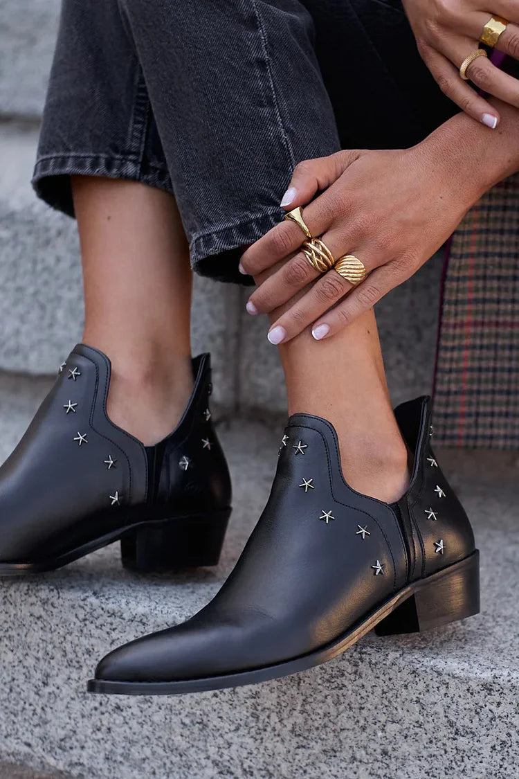 SADIE | STIEFEL MIT STERNENBESATZ UND SPITZER KAPPE