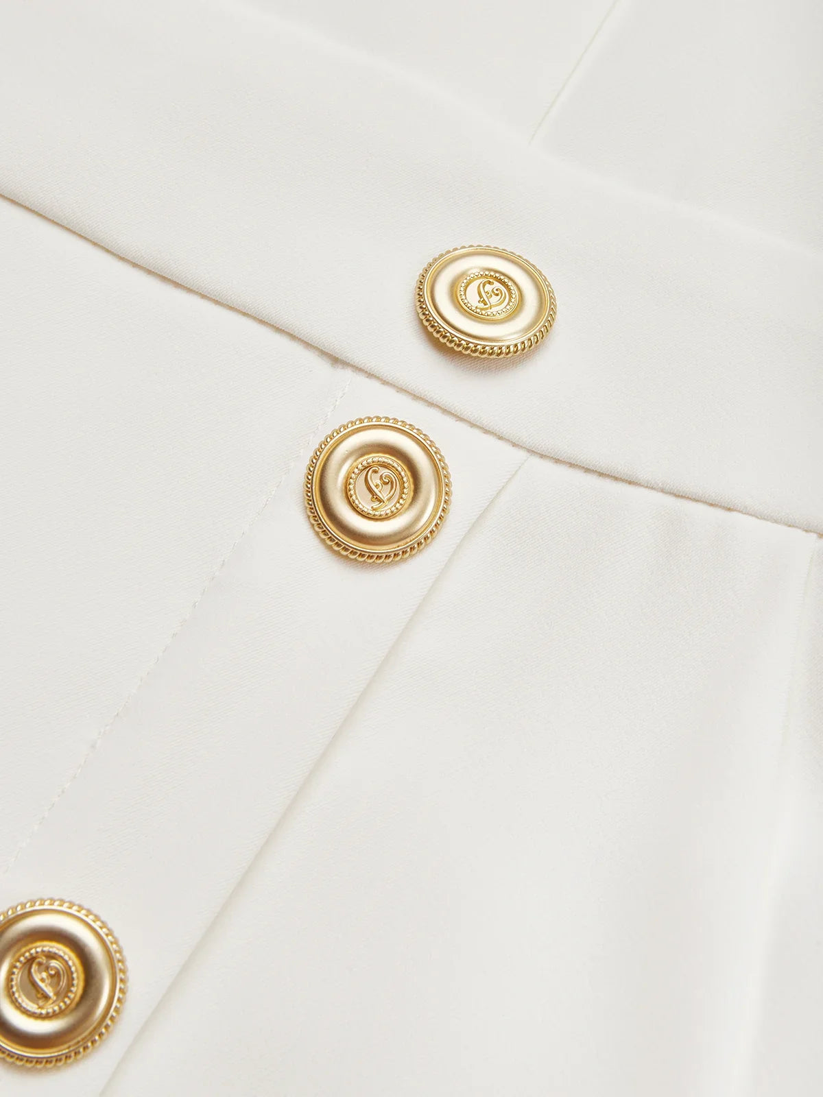 GENEVIEVE | MIDI-KLEID MIT SCHULTERPOLSTERN, KNOPFDETAILS UND SCHLITZ