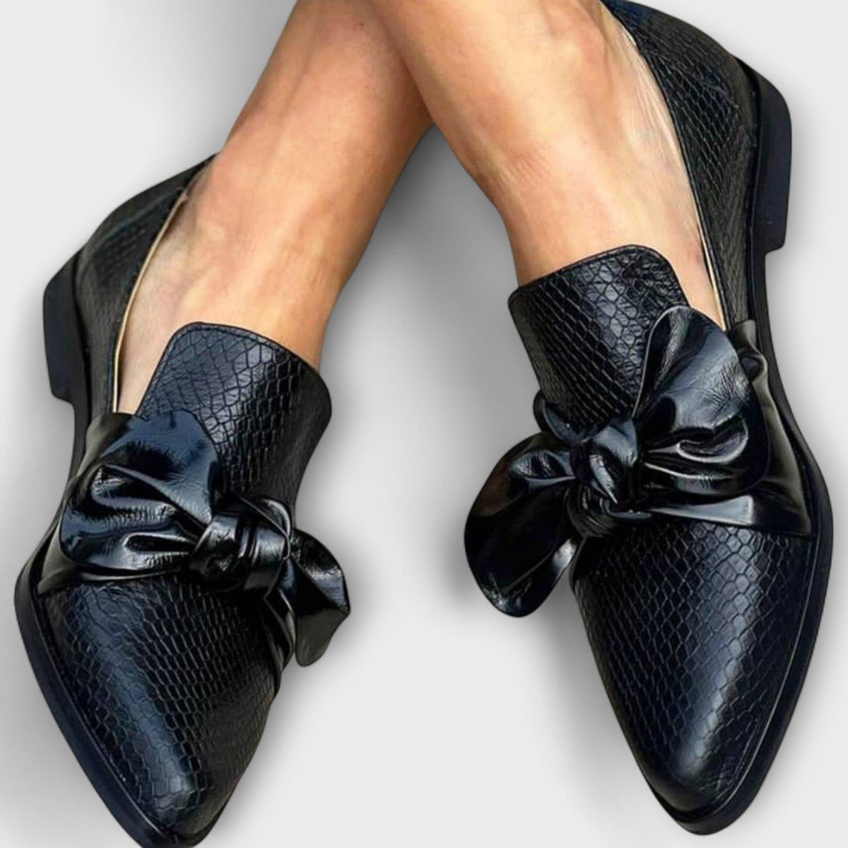 MURIEL | FLACHE SLIPPER MIT SCHLANGENMUSTER UND SCHLEIFENDETAIL