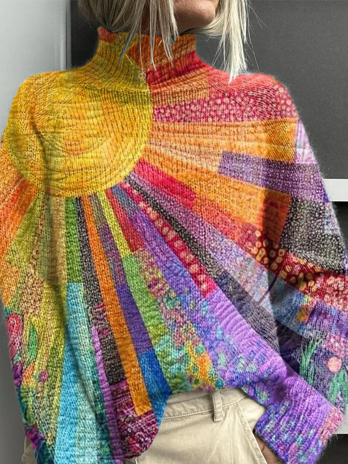 ALICE | ROLLKRAGENPULLOVER MIT BUNTER SONNEN-COLLAGE-PRÄGUNG