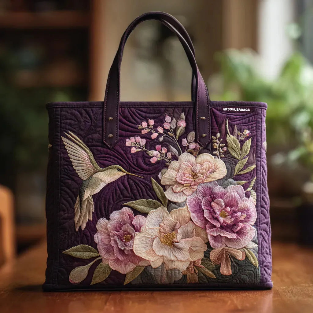 LILIAN | HANDGEFERTIGTE LILA GEPOLSTERTE TASCHE MIT KOLIBRI UND ORCHIDEEN