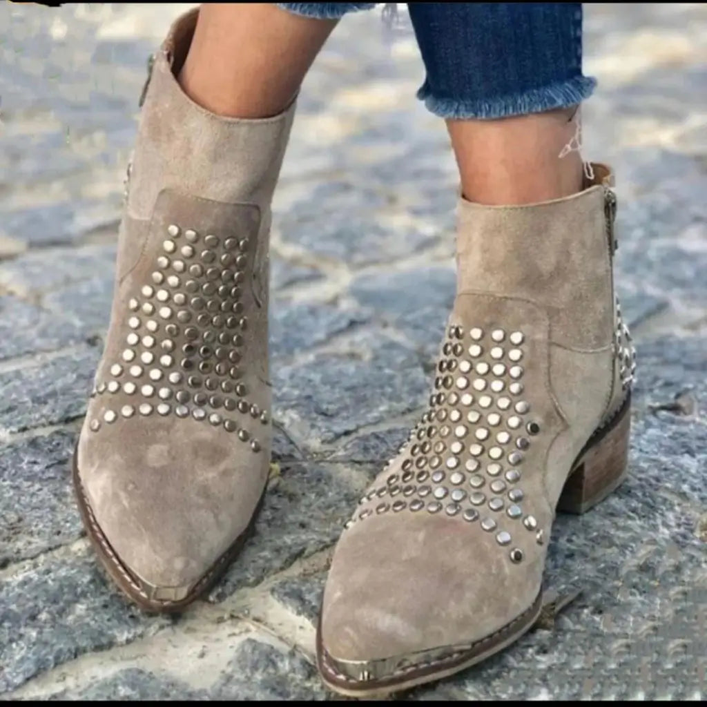 SIMONE | SPITZ ZULAUFENDE STIEFELETTEN MIT NIETEN