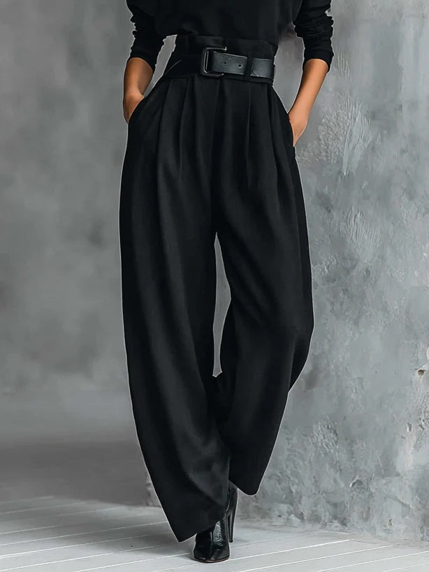 ISLA | KOMPLETTES SET AUS SCHWARZEM ROLLKRAGENPULLOVER UND GERADE GESCHNITTENER HOSE