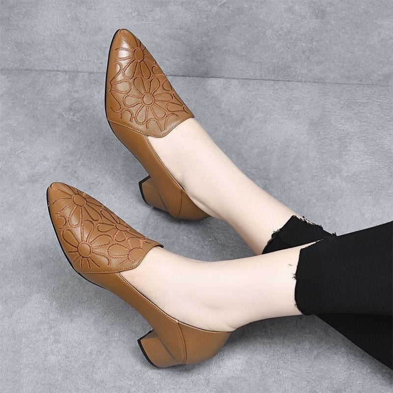 GWEND OLINA | PUMPS AUS VEGANEM LEDER MIT STICKEREI