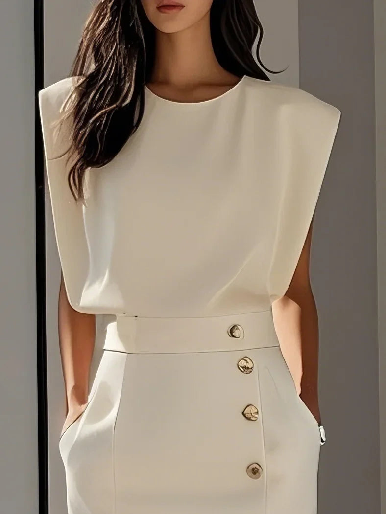 GENEVIEVE | MIDI-KLEID MIT SCHULTERPOLSTERN, KNOPFDETAILS UND SCHLITZ