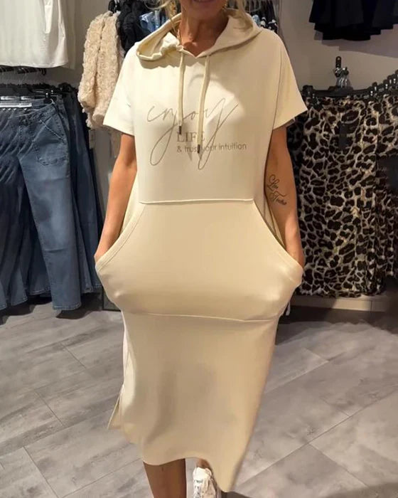 BEVERLEY | LÄSSIGES KURZARM-MIDIKLEID MIT KAPUZE UND TASCHE