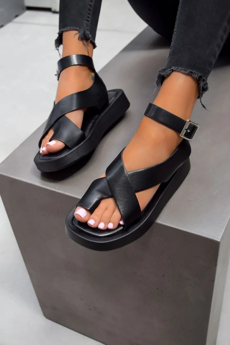 ANTOINETTE | PLATEAU-SANDALEN MIT ÜBERKREUZTEN RIEMCHEN