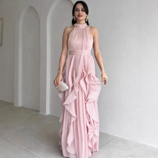 OREA | MAXIKLEID MIT HOHEM KRAGEN, RAFFUNGEN UND RÜSCHENLAGEN