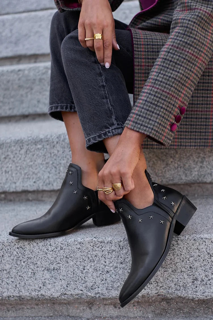 SADIE | STIEFEL MIT STERNENBESATZ UND SPITZER KAPPE
