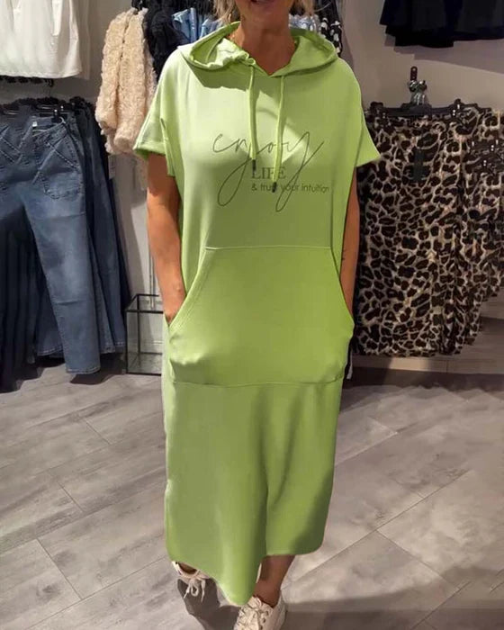 BEVERLEY | LÄSSIGES KURZARM-MIDIKLEID MIT KAPUZE UND TASCHE