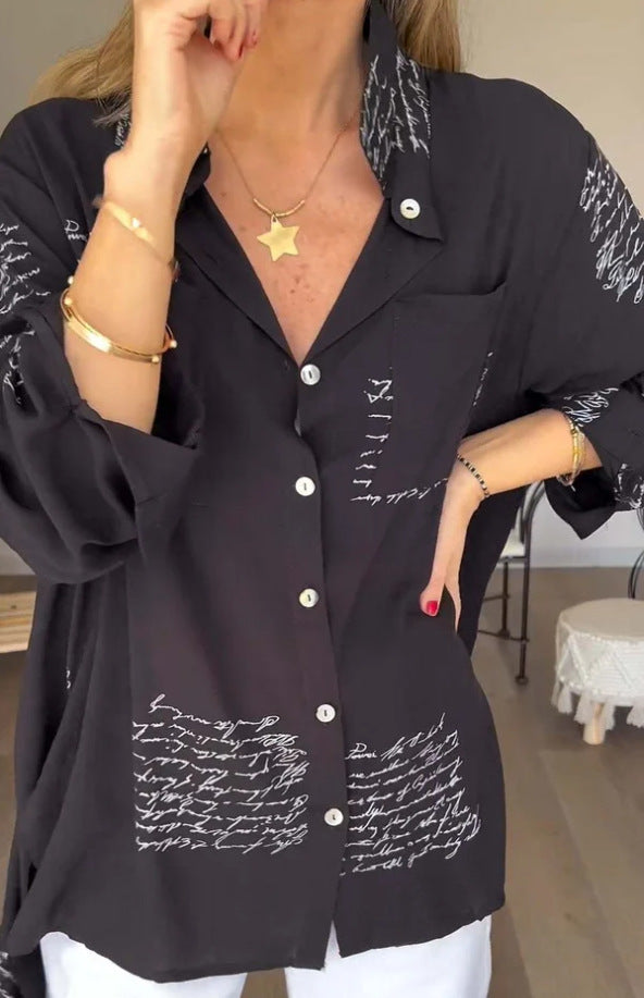 GLYNIS | OVERSIZED BLUSE MIT SCHRIFTZUG-PRINT UND KNOPFLEISTE