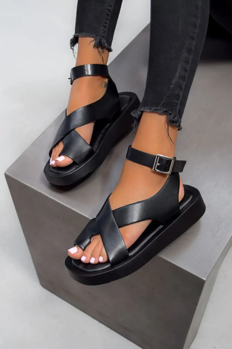 ANTOINETTE | PLATEAU-SANDALEN MIT ÜBERKREUZTEN RIEMCHEN
