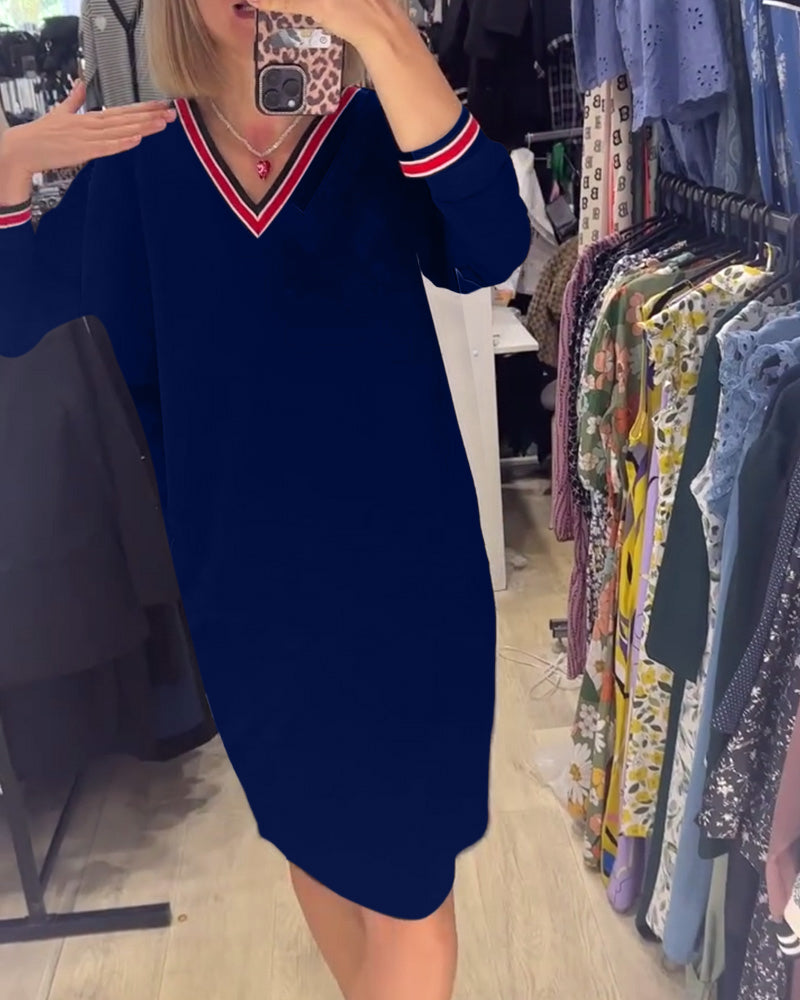 WANDA | SPORTIVES V-NECK-KLEID MIT STREIFENBESATZ UND TASCHEN
