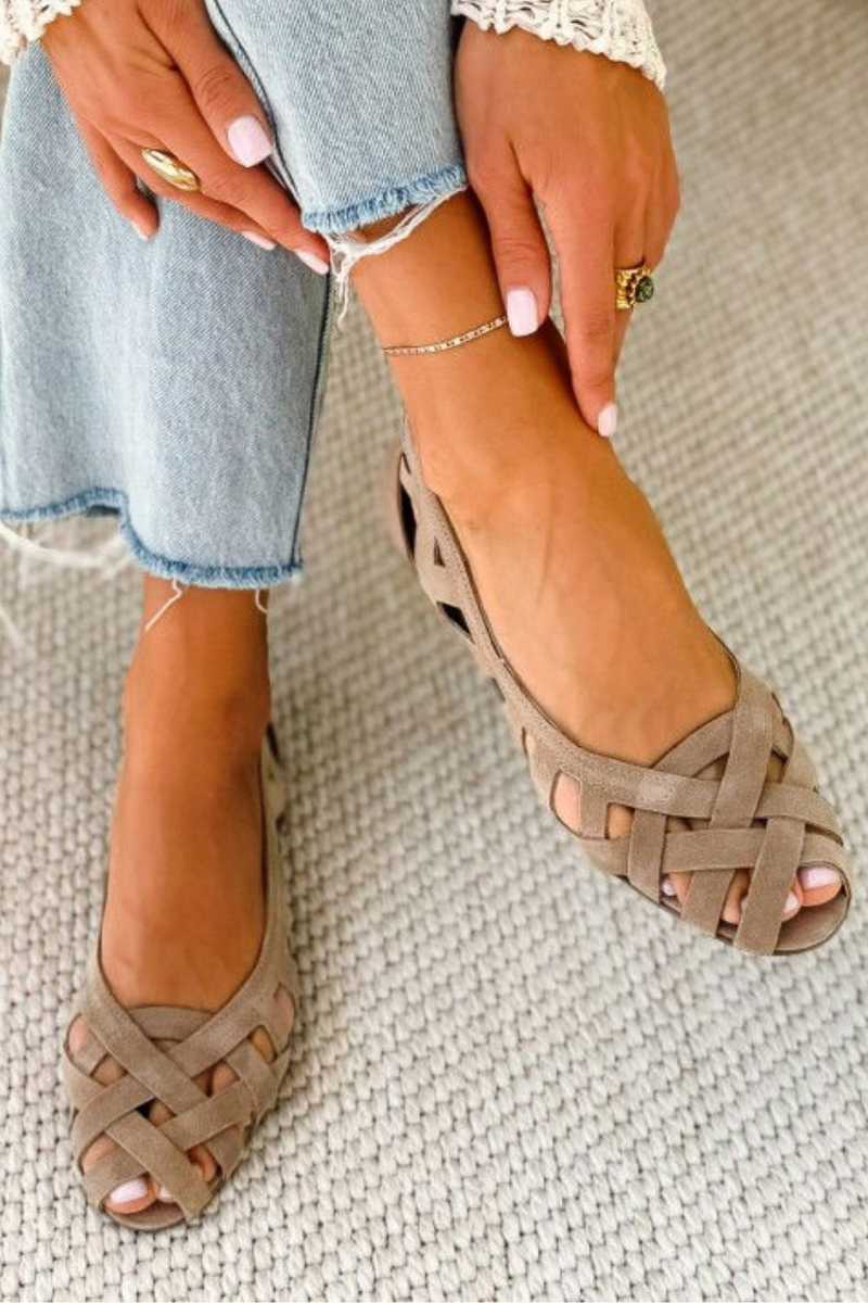 BETTY | OFFENE FLACHE SANDALEN MIT ÜBERKREUZTEN RIEMCHEN
