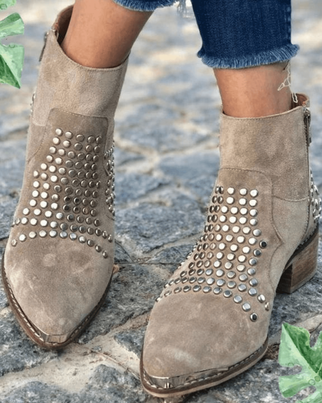 SIMONE | SPITZ ZULAUFENDE STIEFELETTEN MIT NIETEN