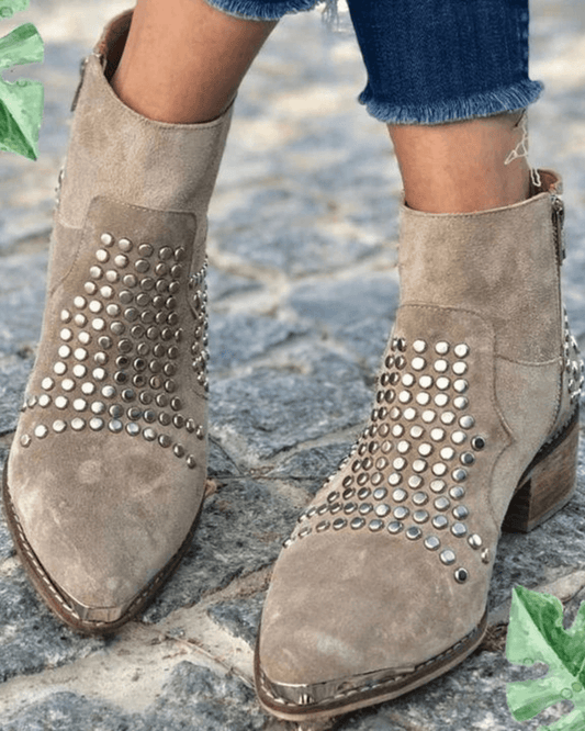 SIMONE | SPITZ ZULAUFENDE STIEFELETTEN MIT NIETEN