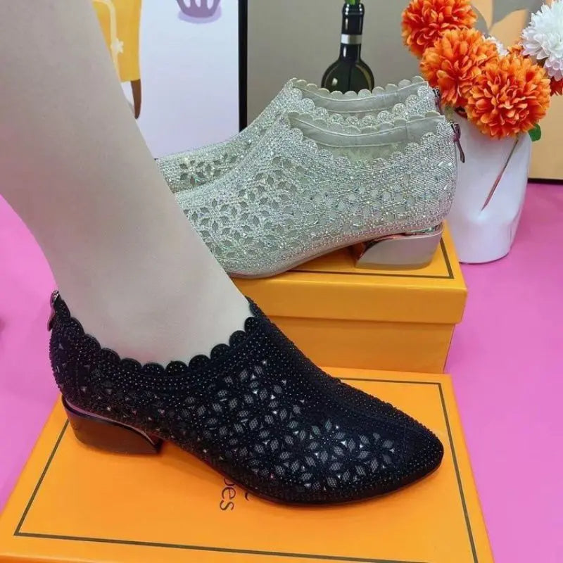 ROWENA | PUMPS MIT BLOCKABSATZ UND KANTENBESATZ AUS KRISTALLSPITZE