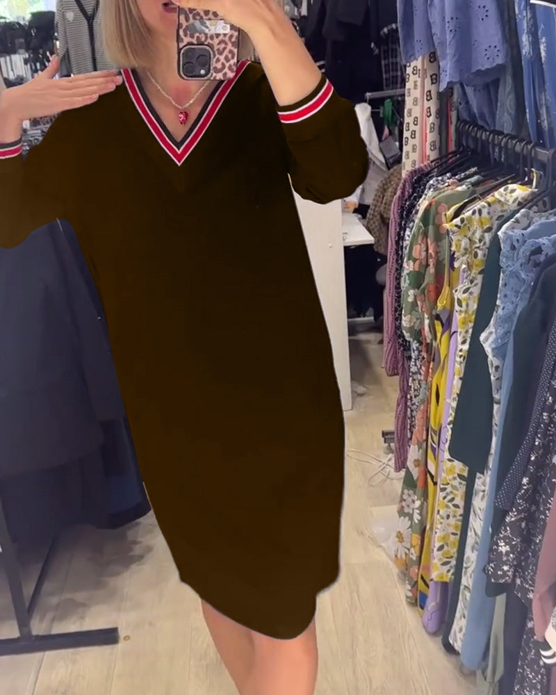 WANDA | SPORTIVES V-NECK-KLEID MIT STREIFENBESATZ UND TASCHEN