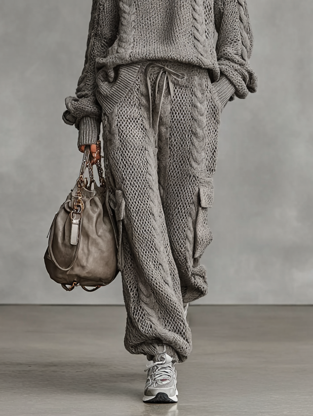 SOPHIE | ZWEITEILIGES SET AUS KABELSTRICK-ROLLKRAGENPULLOVER UND CARGO-HOSE IM CASUAL-LOOK