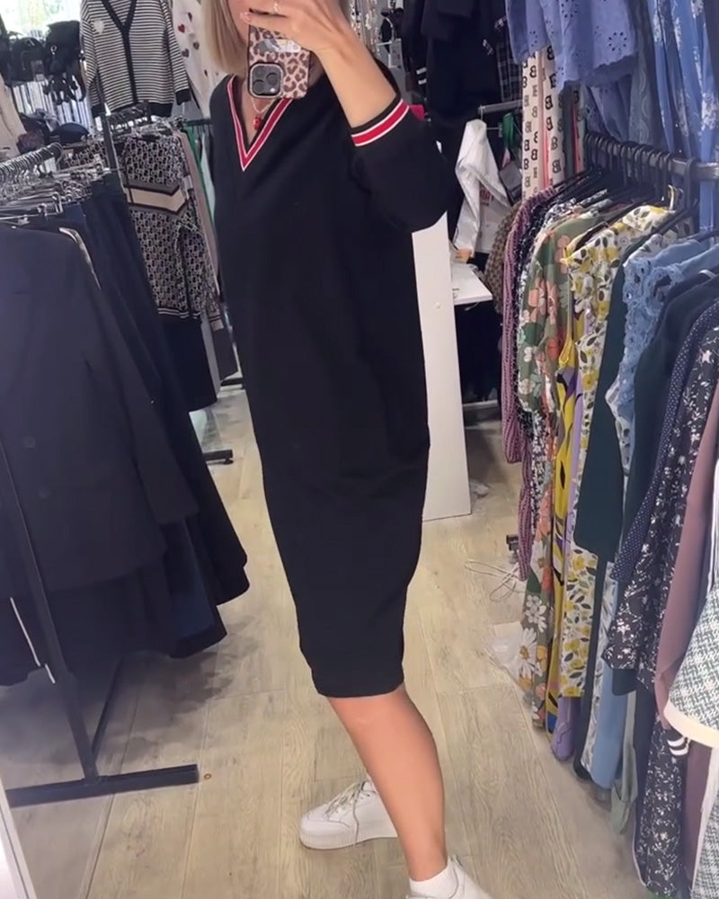 WANDA | SPORTIVES V-NECK-KLEID MIT STREIFENBESATZ UND TASCHEN