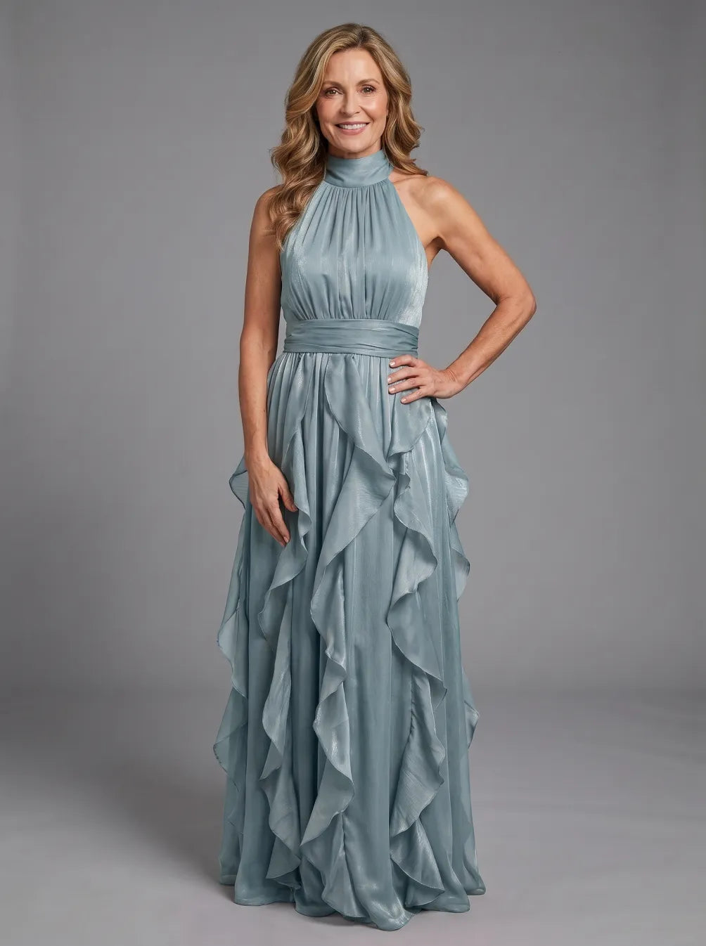 OREA | MAXIKLEID MIT HOHEM KRAGEN, RAFFUNGEN UND RÜSCHENLAGEN