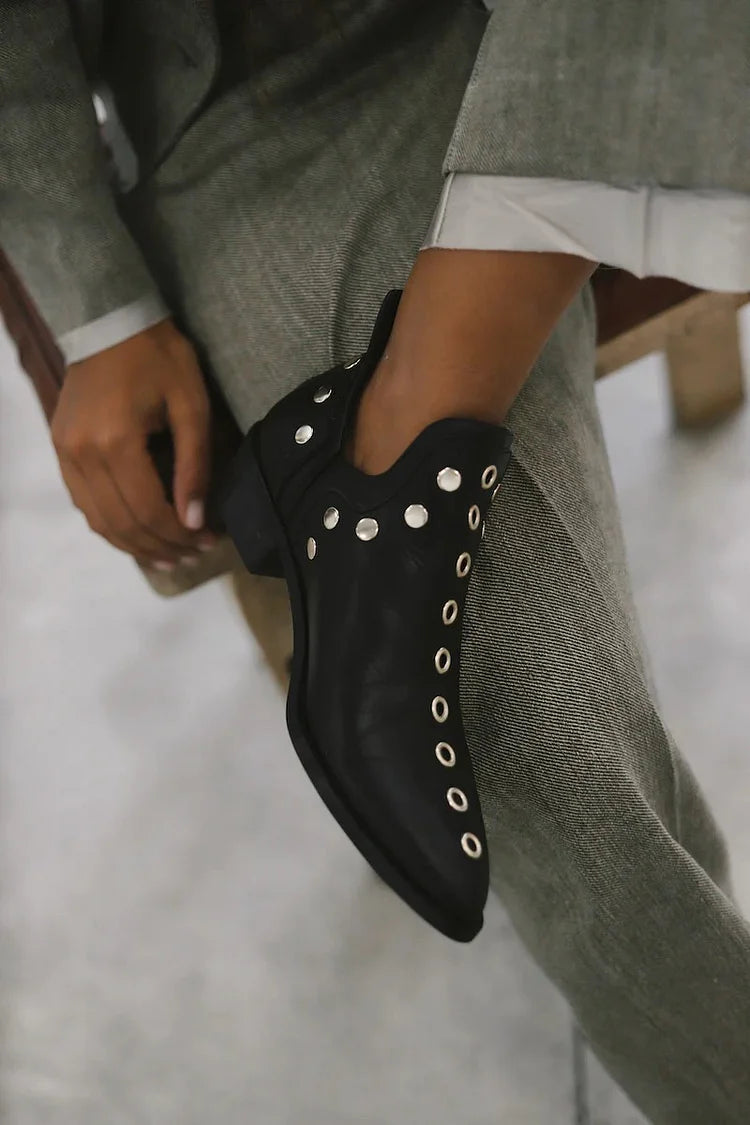 ROSE | NIETEN-STIEFELETTEN MIT SPITZER KAPPE