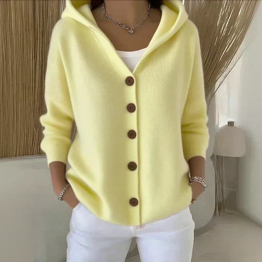 DARIENNE | GESTRICKTE KAPUZENSTRICKJACKE MIT KNÖPFEN