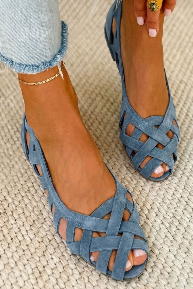 BETTY | OFFENE FLACHE SANDALEN MIT ÜBERKREUZTEN RIEMCHEN
