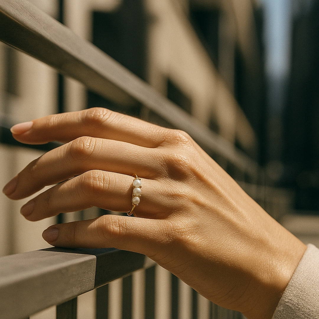 VALENTINA | GOLDENER RING MIT DREI PERLEN