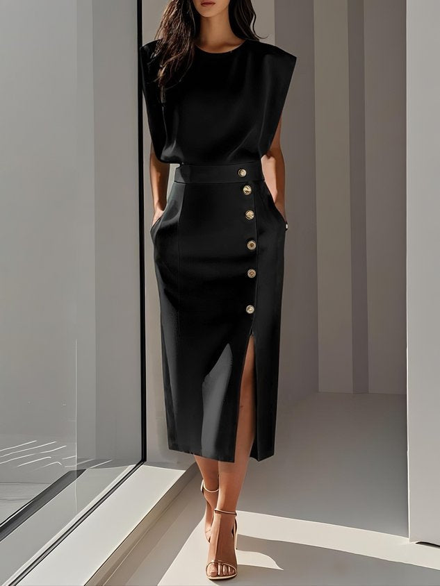 GENEVIEVE | MIDI-KLEID MIT SCHULTERPOLSTERN, KNOPFDETAILS UND SCHLITZ