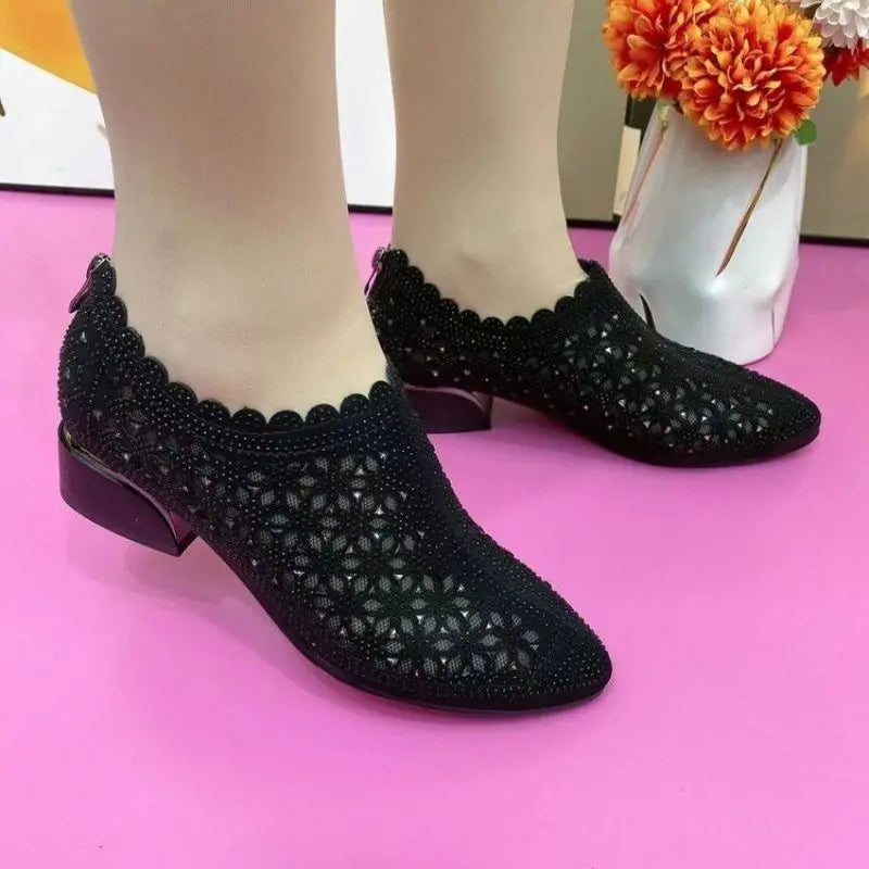 ROWENA | PUMPS MIT BLOCKABSATZ UND KANTENBESATZ AUS KRISTALLSPITZE