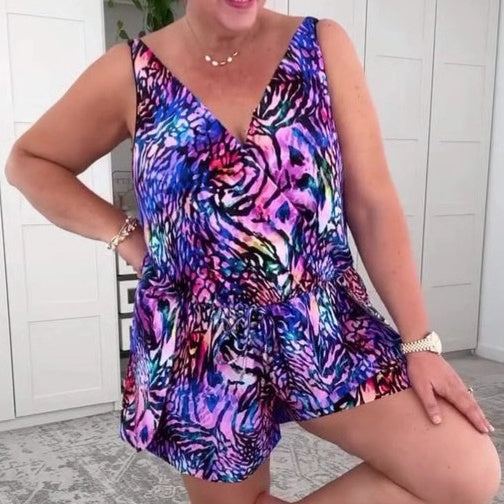 MARILYN | JUMPSUIT MIT TIERMUSTER UND V-AUSSCHNITT