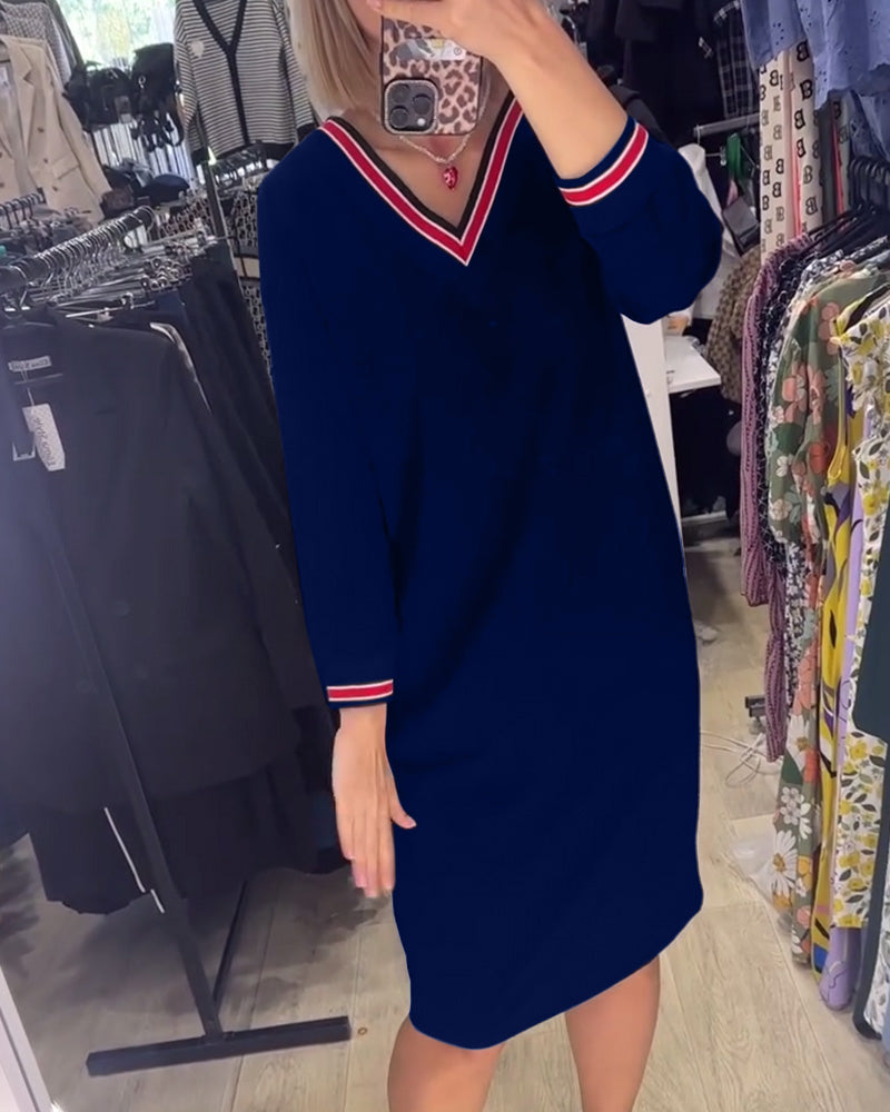 WANDA | SPORTIVES V-NECK-KLEID MIT STREIFENBESATZ UND TASCHEN