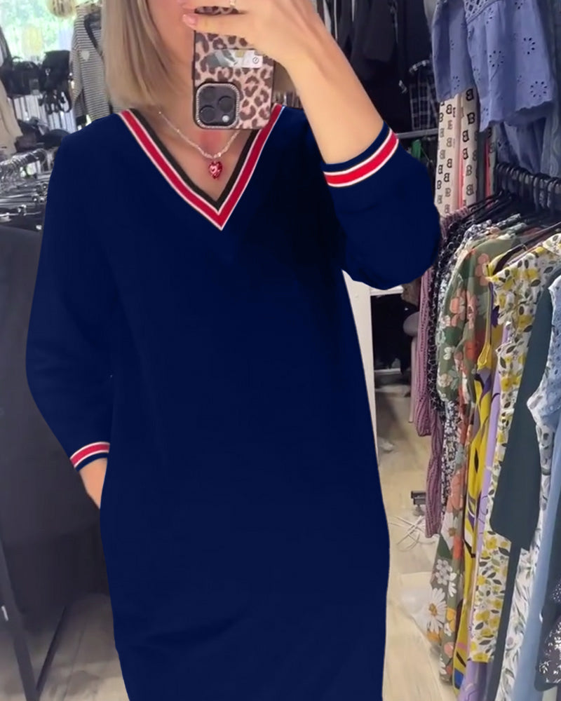 WANDA | SPORTIVES V-NECK-KLEID MIT STREIFENBESATZ UND TASCHEN