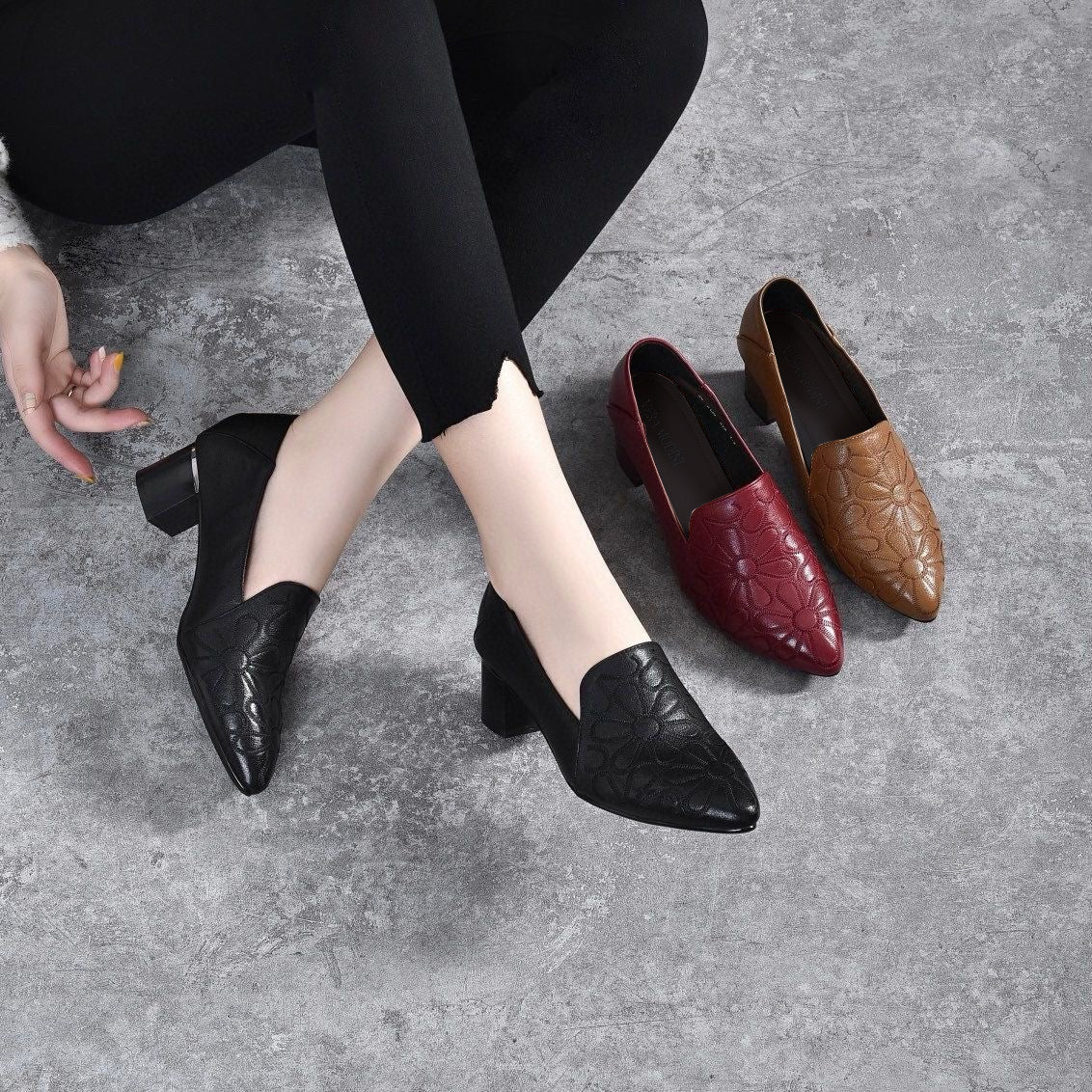 GWEND OLINA | PUMPS AUS VEGANEM LEDER MIT STICKEREI