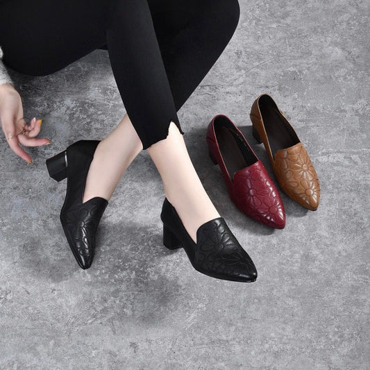 GWEND OLINA | PUMPS AUS VEGANEM LEDER MIT STICKEREI