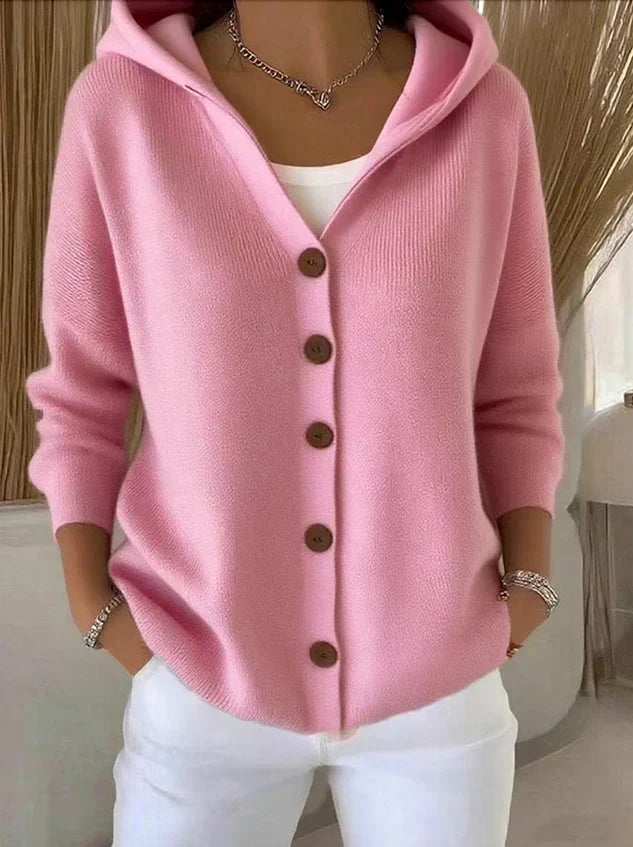 DARIENNE | GESTRICKTE KAPUZENSTRICKJACKE MIT KNÖPFEN