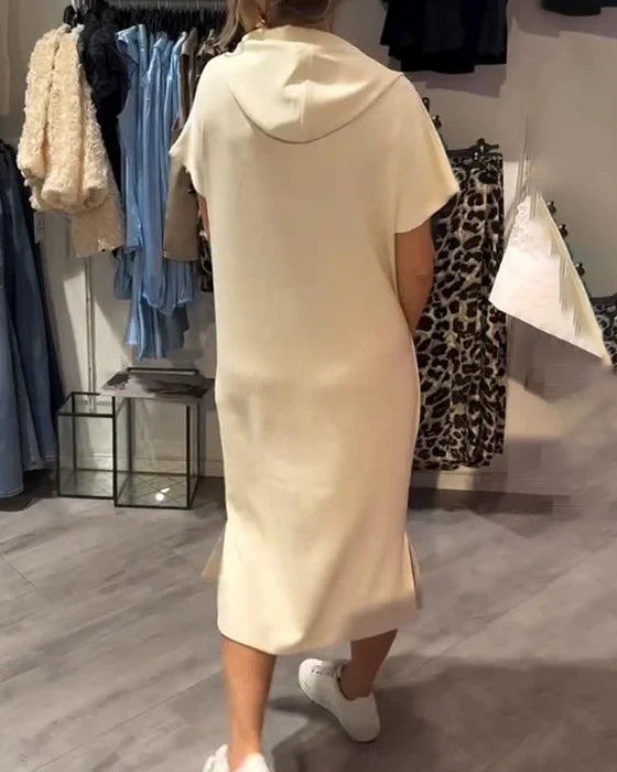 BEVERLEY | LÄSSIGES KURZARM-MIDIKLEID MIT KAPUZE UND TASCHE