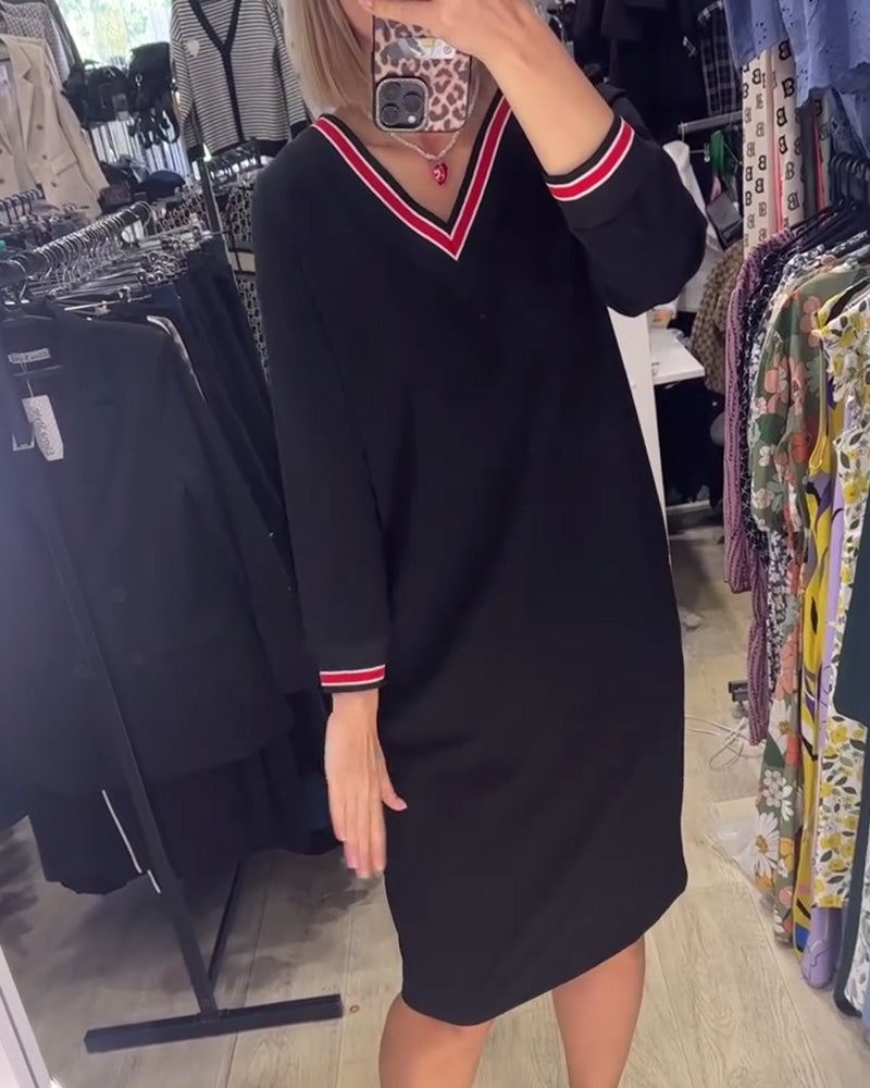 WANDA | SPORTIVES V-NECK-KLEID MIT STREIFENBESATZ UND TASCHEN