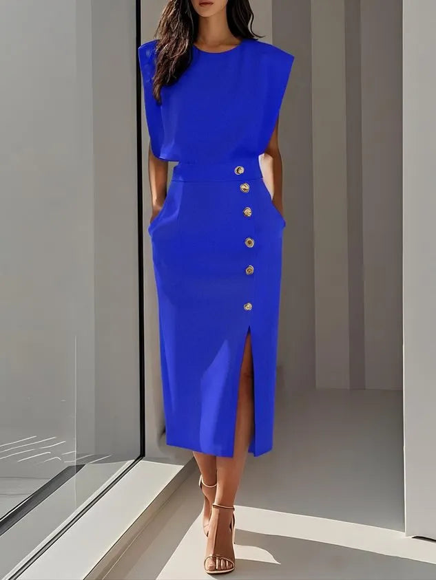 GENEVIEVE | MIDI-KLEID MIT SCHULTERPOLSTERN, KNOPFDETAILS UND SCHLITZ