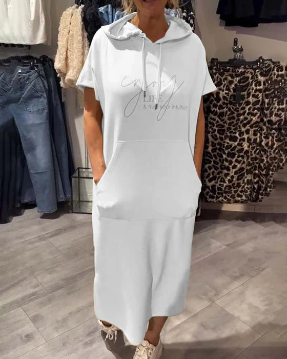 BEVERLEY | LÄSSIGES KURZARM-MIDIKLEID MIT KAPUZE UND TASCHE
