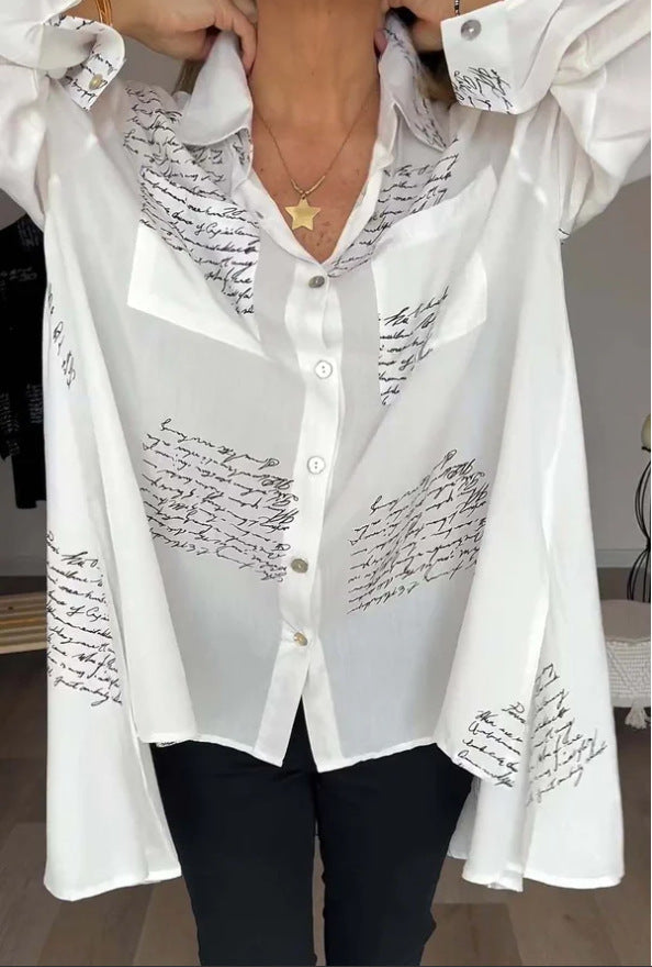 GLYNIS | OVERSIZED BLUSE MIT SCHRIFTZUG-PRINT UND KNOPFLEISTE