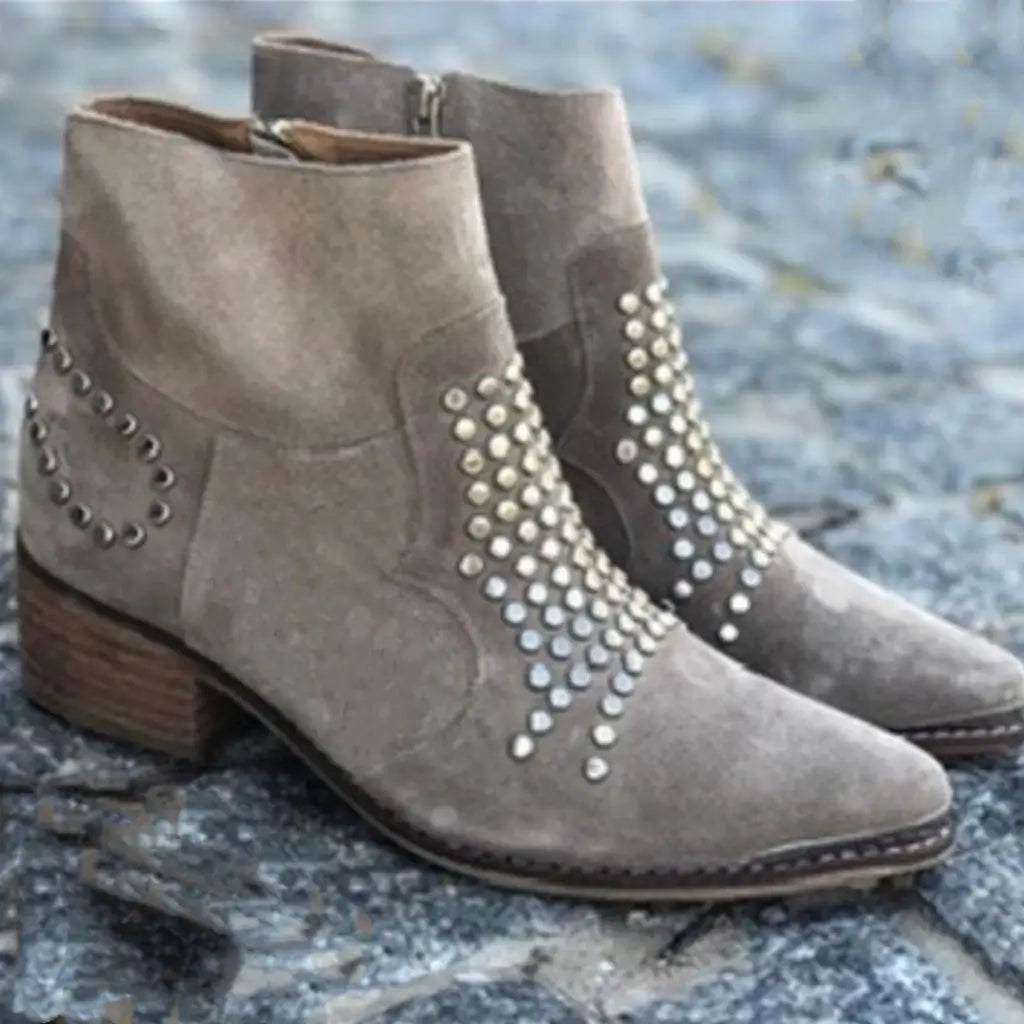 SIMONE | SPITZ ZULAUFENDE STIEFELETTEN MIT NIETEN