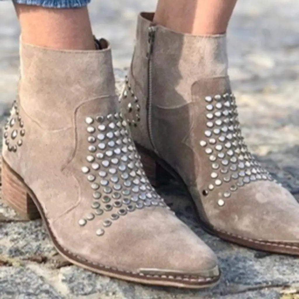 SIMONE | SPITZ ZULAUFENDE STIEFELETTEN MIT NIETEN