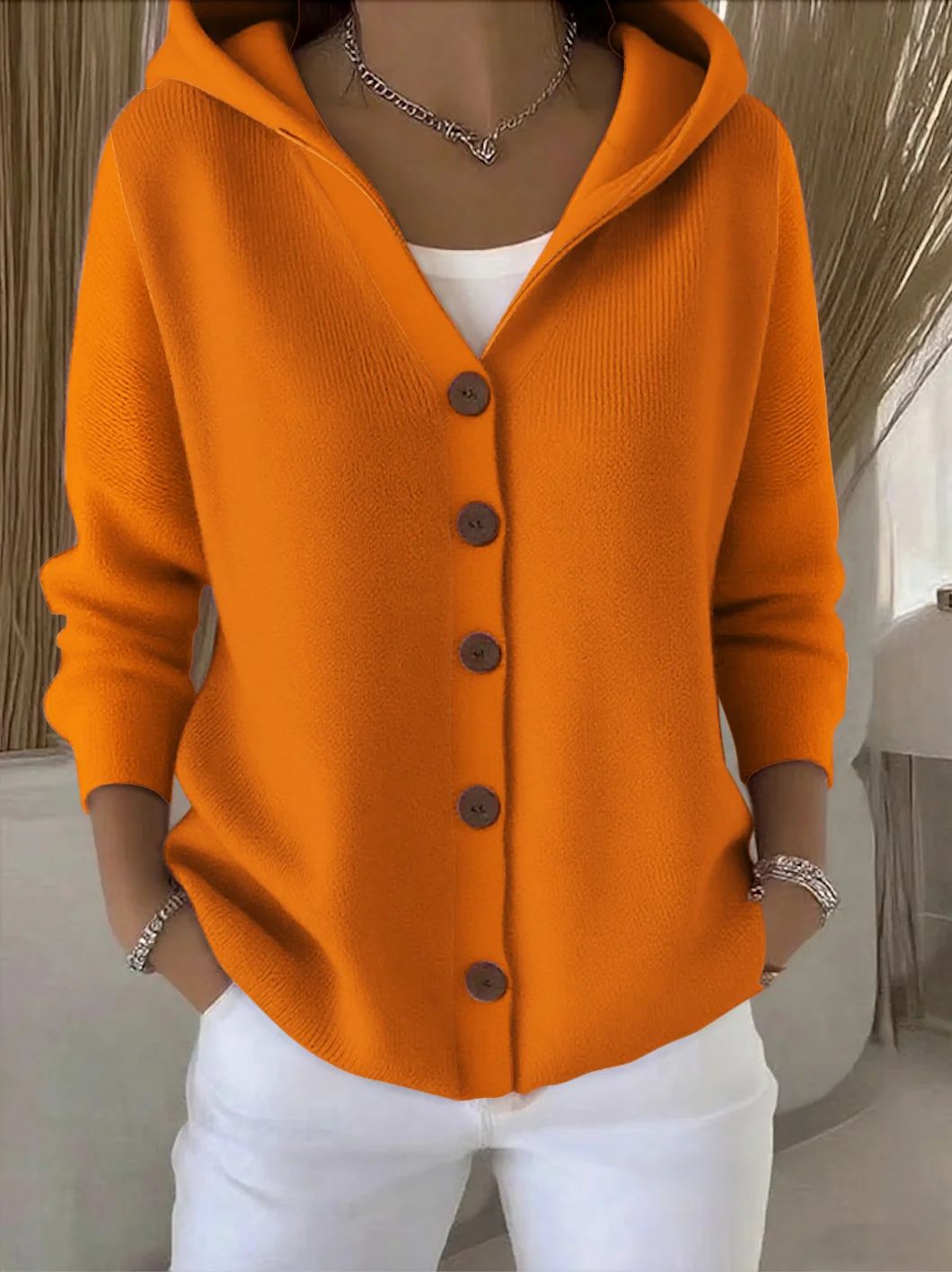 DARIENNE | GESTRICKTE KAPUZENSTRICKJACKE MIT KNÖPFEN