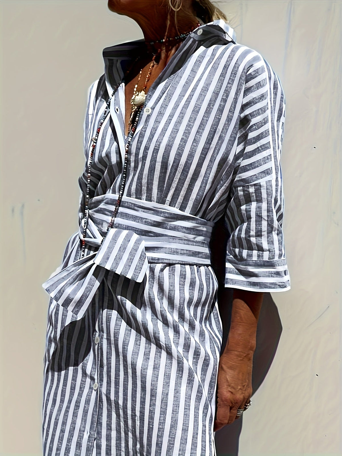 CHRISTINE | GESTREIFTES KLEID MIT KNOPFLEISTE UND GÜRTEL