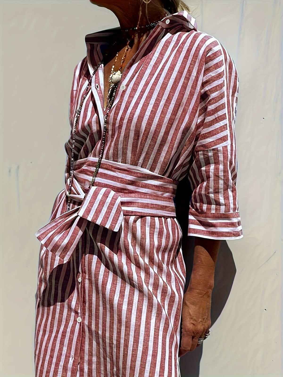 CHRISTINE | GESTREIFTES KLEID MIT KNOPFLEISTE UND GÜRTEL