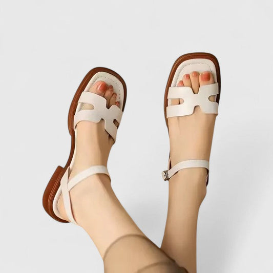 DELIANE | RAFFINIERTE FLACHE SANDALEN