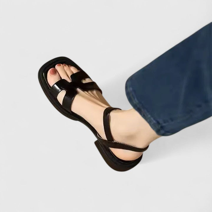 DELIANE | RAFFINIERTE FLACHE SANDALEN