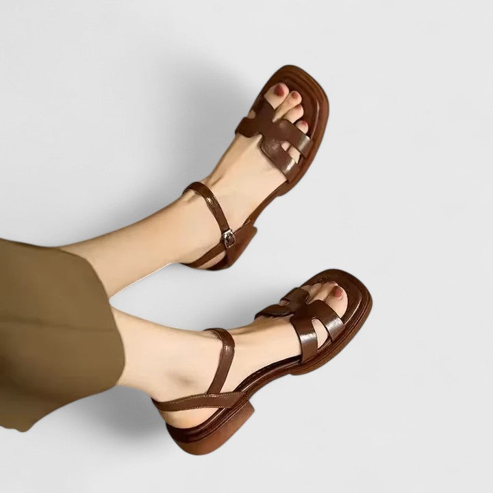 DELIANE | RAFFINIERTE FLACHE SANDALEN